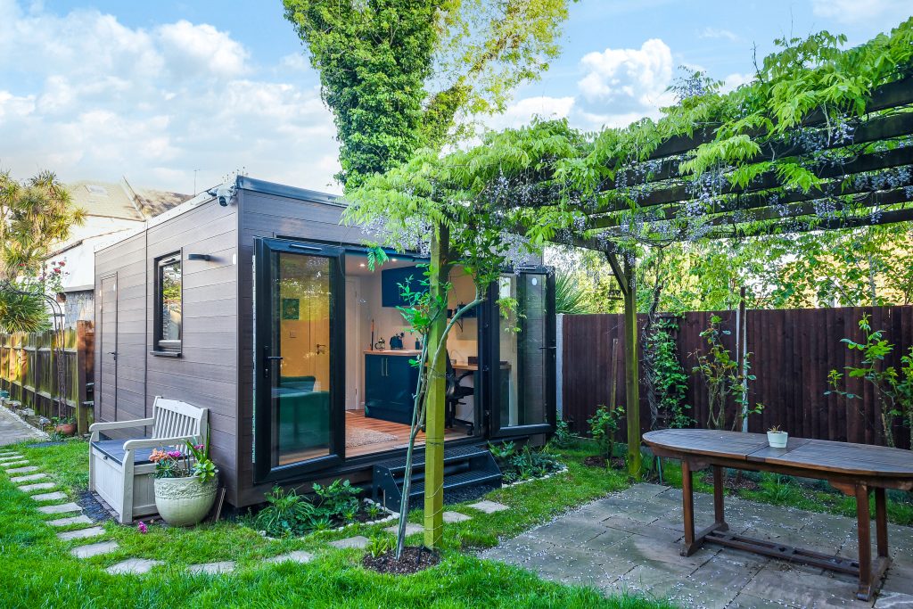 TOM_4271 Bespoke London garden room with ecoscope havana cladding